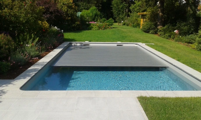 construction de piscine en béton armé avec volet de sécurité immergé