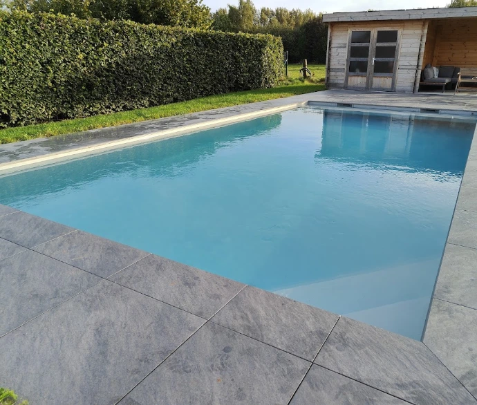 piscine en béton armé prête à plonger